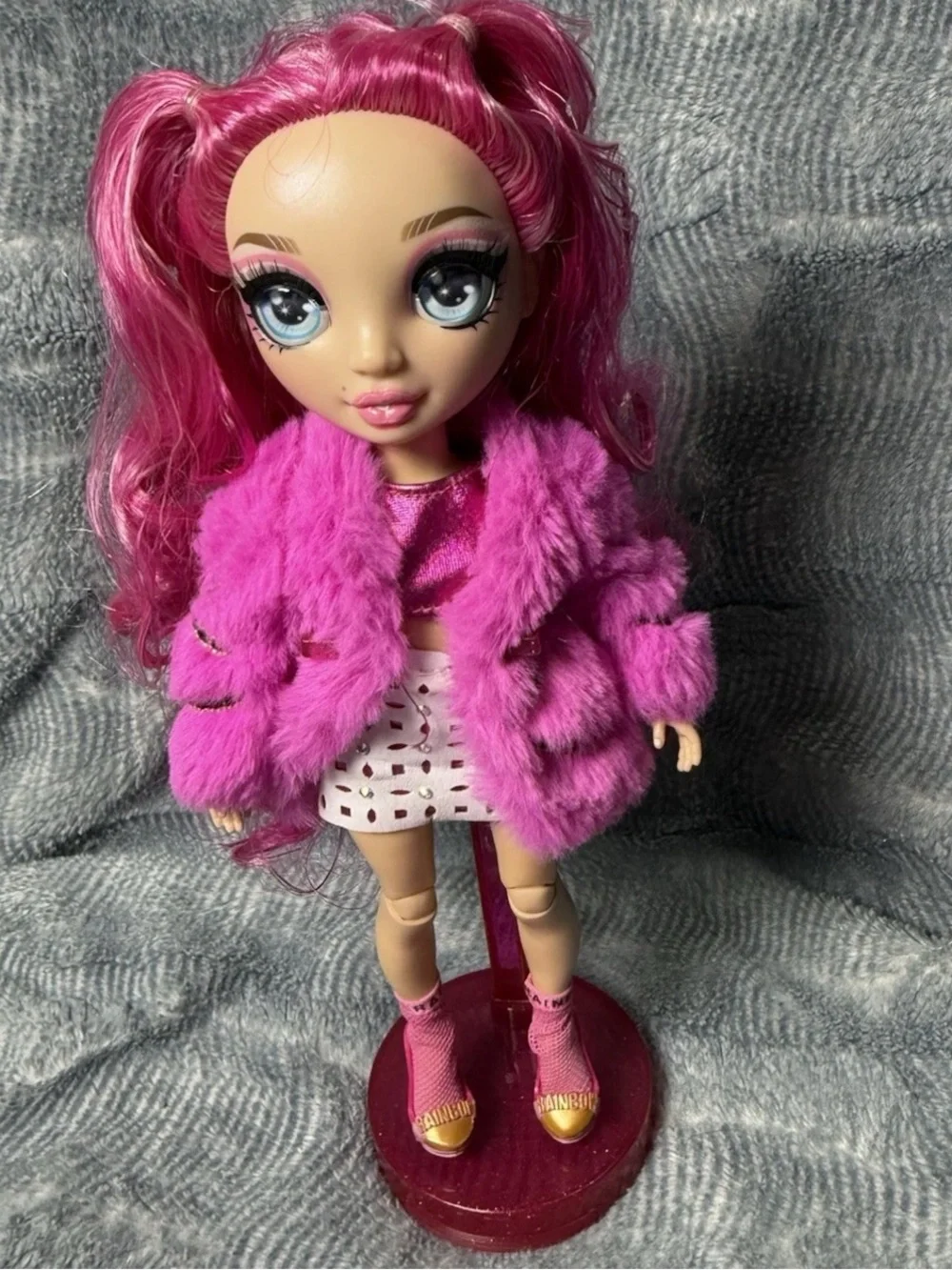 MGA RAINBOW HIGH Fashion Doll Stella Monroe Fuchsia Pink Hair W/ Outfit 11”